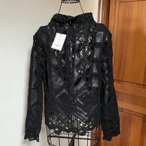 Elleme Paris Elegant Black Lace Women's Top - Picture 4 of 6